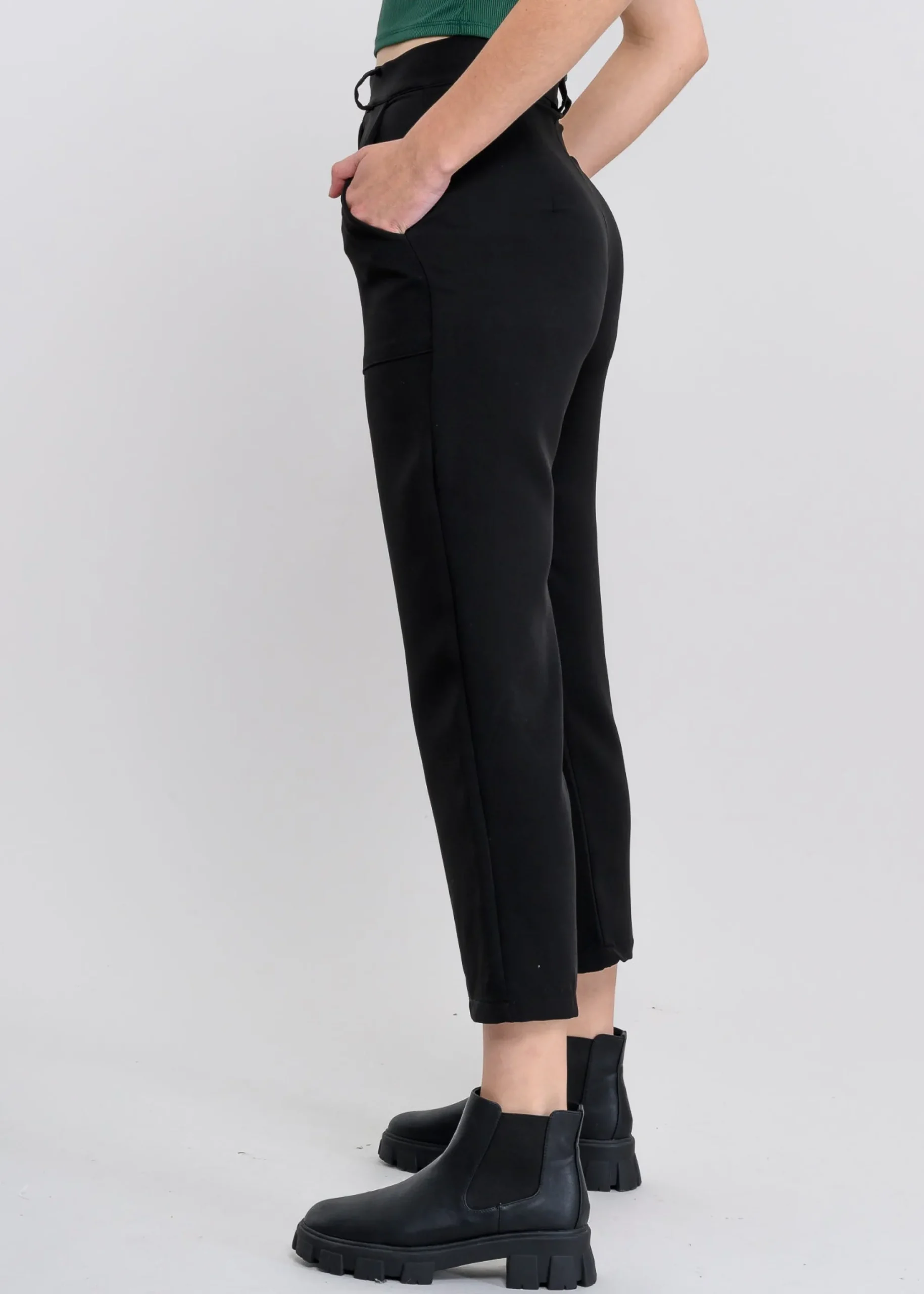 Shasa Highwaisted capri pant with pockets